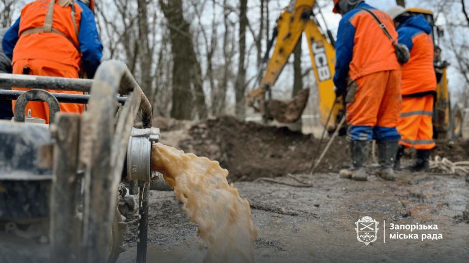 Два прорыва за полгода: проблемный водопровод латают в Запорожье