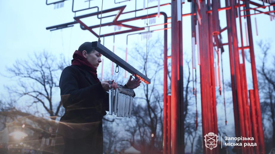 Семья павших Героев собрались возле "Дерева памяти" в Запорожье