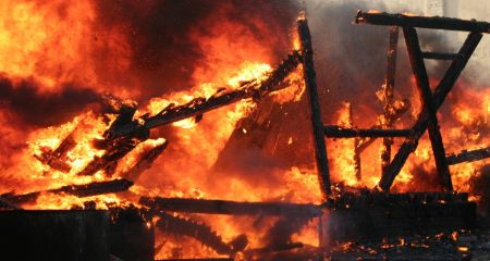 Покинутий дачний будинок горів у Запорізькому районі