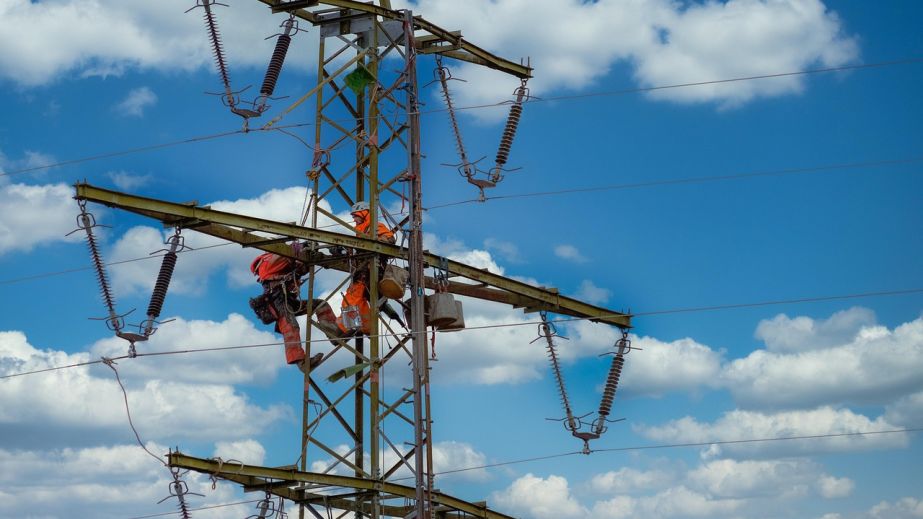 Запорожские энергетики вернули свет более 60 тысяч потребителей в апреле