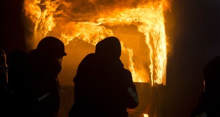 После вражеского удара вспыхнула хозяйственная постройка в Запорожском районе
