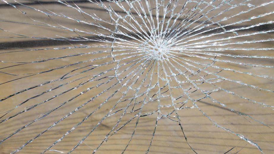 Российский FPV-дрон попал в гражданское авто в Запорожском районе: есть раненые