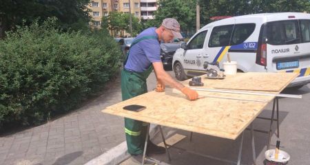 У Запоріжжі усувають наслідки обстрілу Космічного району &ndash; фото