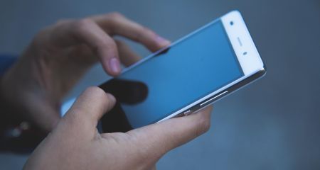 Россия блокирует выезд украинцев с "очищенными" телефонами, – "Желтая Лента"