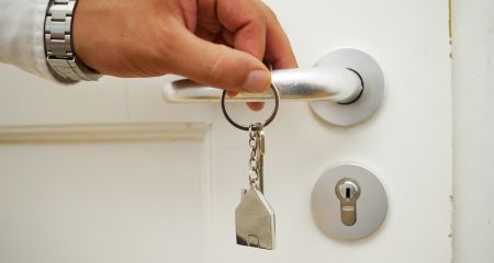 Две запорожанки приватизируют служебные квартиры КП "Основание"
