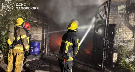 Будинок і гараж з автівками палали у Запоріжжі &ndash; кадри