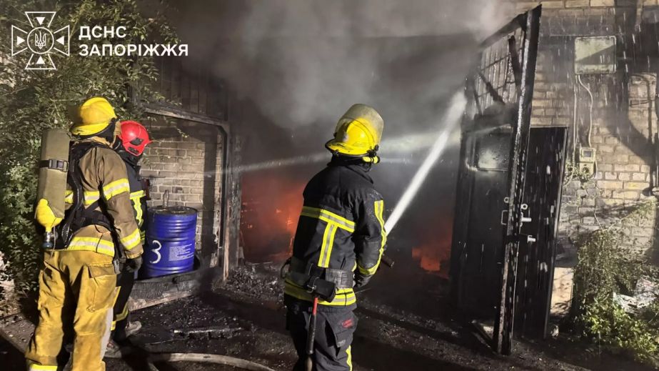 Будинок і гараж з автівками палали у Запоріжжі