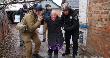 Поліцейські розповіли про евакуацію родин із прифронтових сіл на Запоріжжі