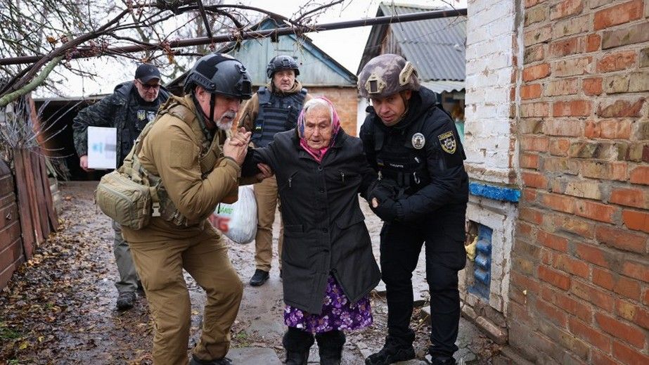 Пожилую женщину эвакуировали запорожские полицейские из-под Орехова