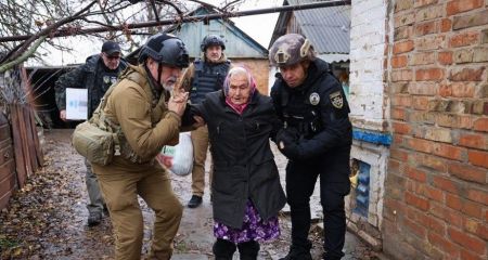 Літню жінку евакуювали запорізькі поліцейські з прифронтової зони