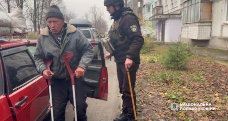 Запорізькі поліцейські розповіли про евакуацію людей з прифронтового Приморського