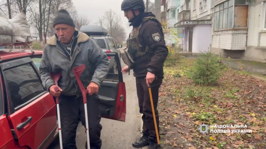 Запорожские полицейские рассказали об эвакуации людей из прифронтового Приморского