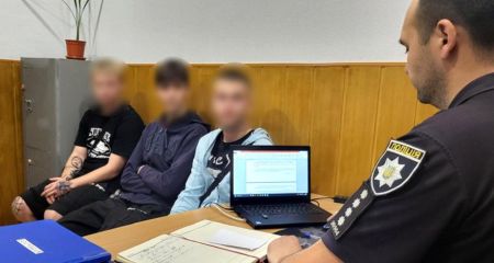 У Запоріжжі юнаки після наруги над прапорами перепросли у військових і України