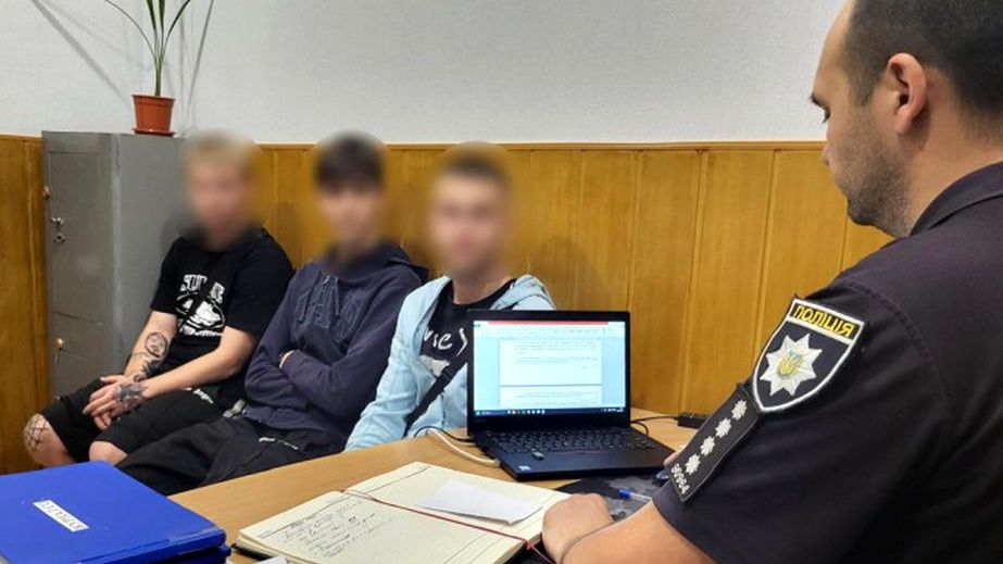 У Запоріжжі юнаки після наруги над прапорами перепросли у військових і України