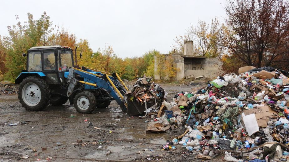 Засмічене водіями узбіччя розчищають у Запорізькому районі