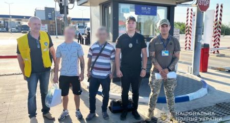 Двух иностранцев-нелегалов выдворили из страны запорожские миграционщики