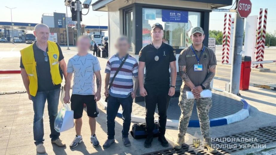 Двох іноземців-нелегалів видворили з країни запорізькі міграційники