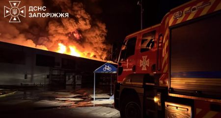 Атака на ТЦ в Запорожье: огнеборцы потушили масштабный пожар