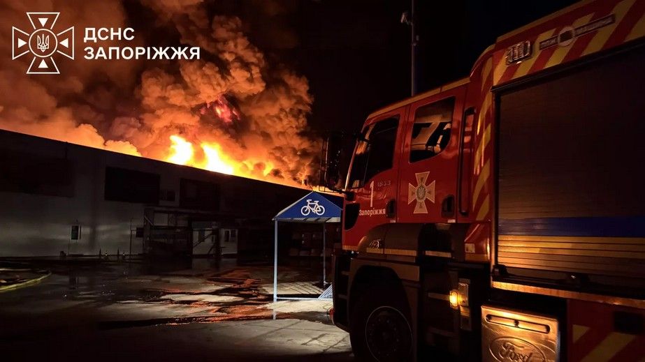 Атака на ТЦ у Запоріжжі: вогнеборці загасили масштабну пожежу