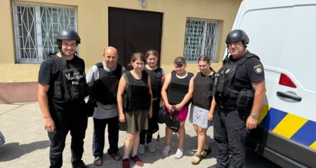 Чоловіка з чотирма доньками евакуювали з прифронтового села на Запоріжжі