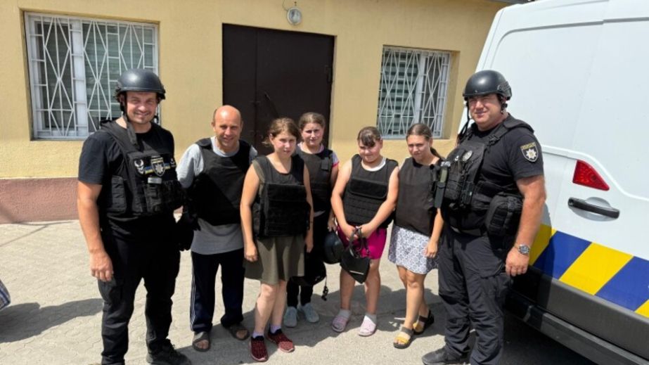 Чоловіка з чотирма доньками евакуювали з прифронтового села на Запоріжжі