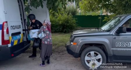 Запорожские полицейские вывезли из-под обстрелов 14 человек – детали