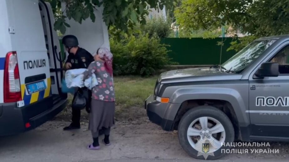 Запорізькі поліцейські вивезли з-під обстрілів 14 людей – деталі