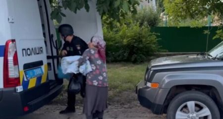 Запорізькі поліцейські вивезли з-під обстрілів 14 людей – деталі