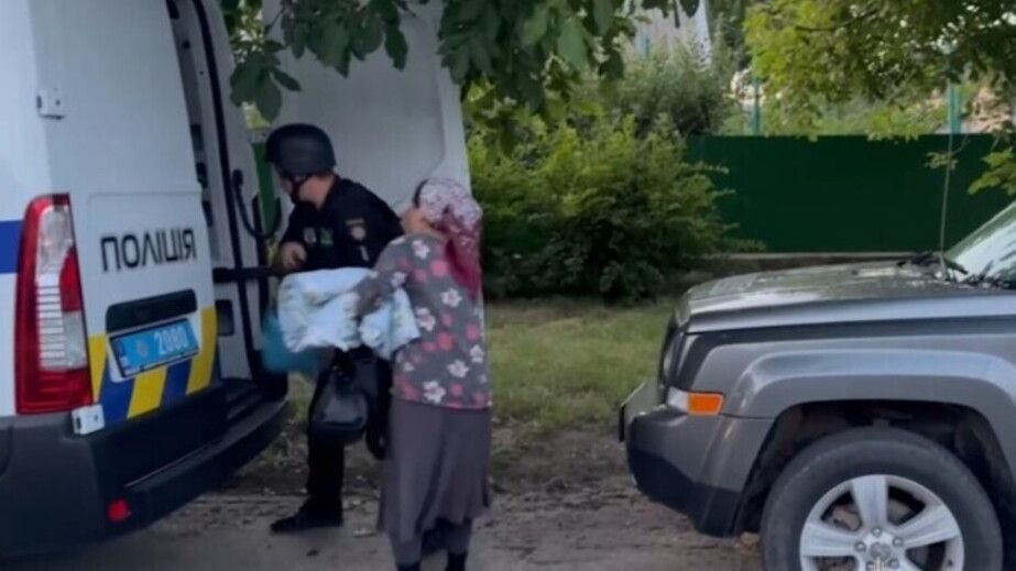 Запорожские полицейские вывезли из-под обстрелов 14 человек – детали