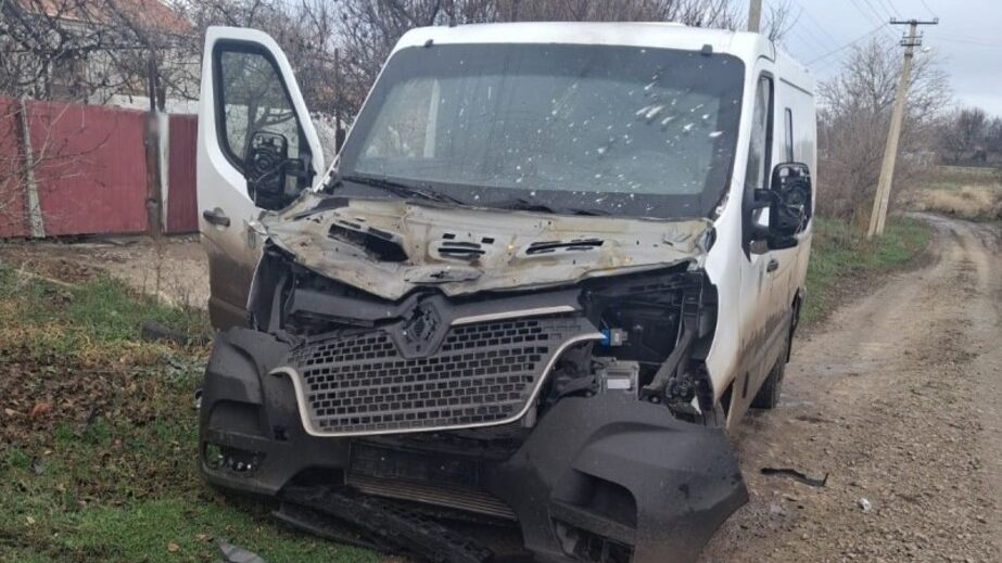 Нічна операція під ворожими дронами: на Запоріжжі поліція врятувала евакуаційне авто