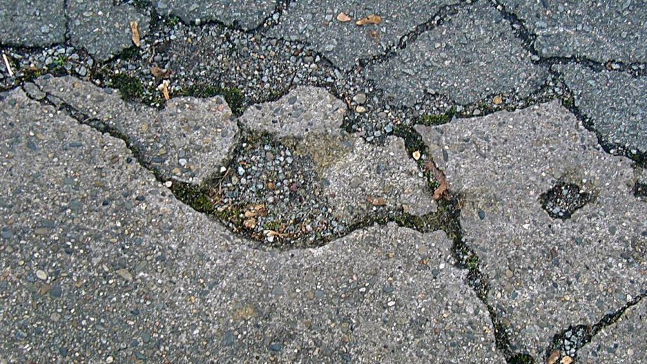 Заливають тріщини в асфальті: як у Запоріжжі виконують профілактичний ремонт доріг