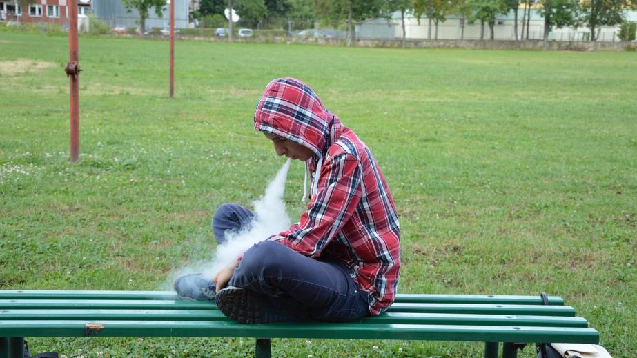 Запорізькі підлітки курять з цікавості та через стрес – дані опитування