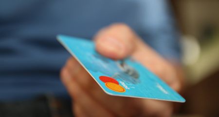 Хотела отдать свои вещи: мошенники выманили у запорожанки 96 тыс. грн