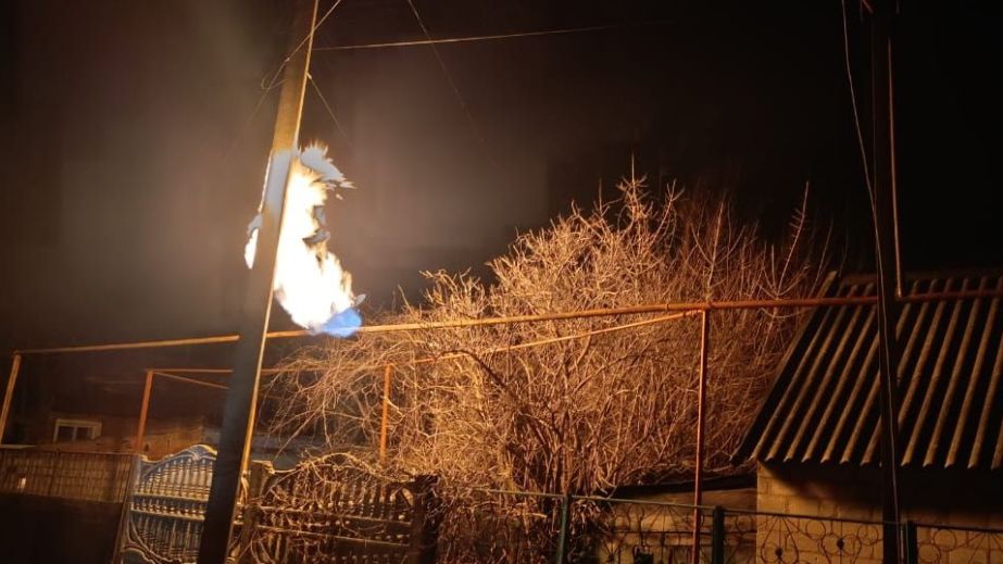 Газова труба спалахнула після обстрілів Запорізького району