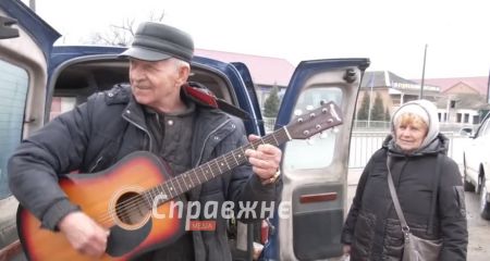 Поміж бомбами співають просто неба: як тримається Комишуваха на Запоріжжі