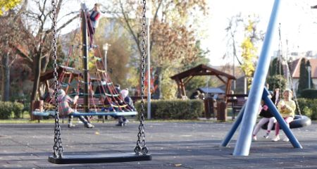 Вандали "попрацювали” на двох дитячих майданчиках у Запоріжжі