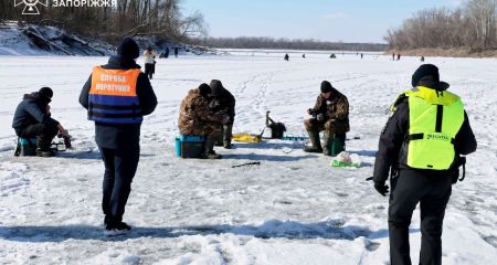 Рятувальники й патрульні пішли на лід, аби застерегти рибалок – кадри з протоки в Запоріжжі