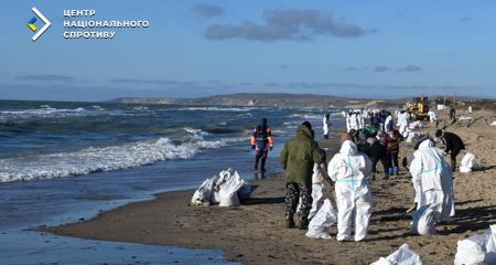 Узбережжя Азовського моря досі забруднене мазутом з затонулих російських танкерів, – ЦНС