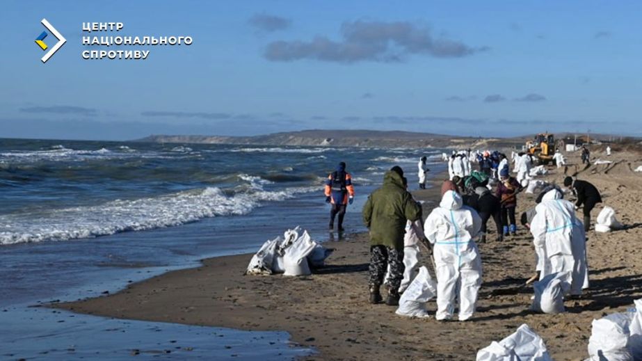 Узбережжя Азовського моря досі забруднене мазутом з затонулих російських танкерів, – ЦНС