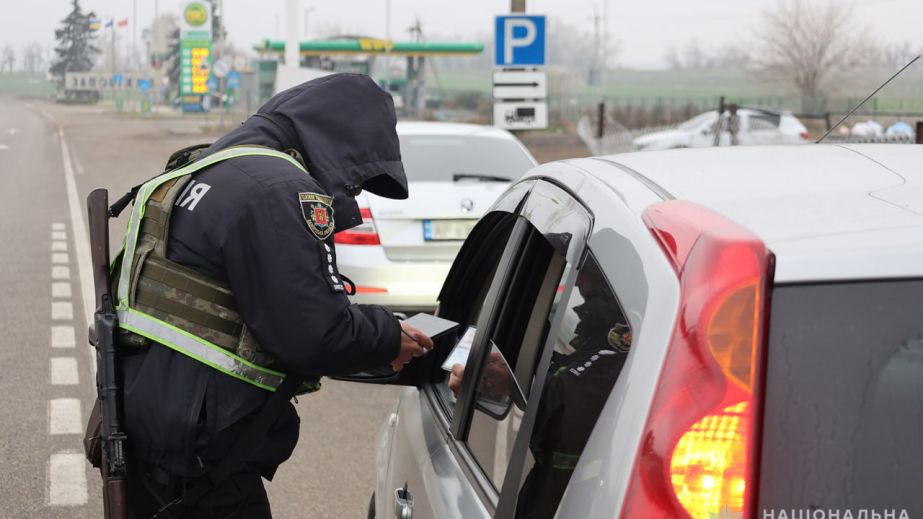 Наркотики, вибухівка, підроблені документи: що знаходять запорізькі поліціянти на блокпостах