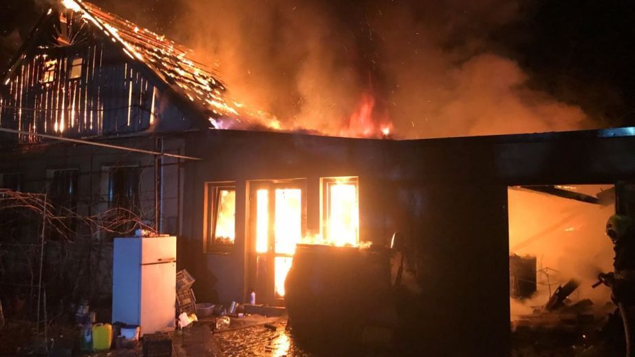 Будинок та адмінбудівля горіли після ударів по Запорізькому району