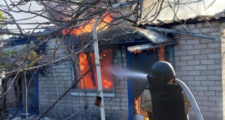 Через ворожі обстріли горіли будинки на Запоріжжі – подробиці від ДСНС