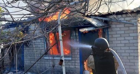 Будинок і надвірна споруда палали через обстріли під Запоріжжям: є постраждалий