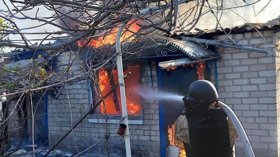 Будинок і надвірна споруда палали через обстріли під Запоріжжям: є постраждалий