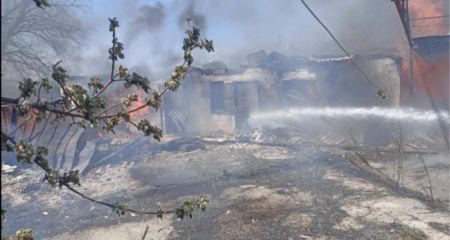 Господарчі споруди горіли в Гуляйполі після ворожого обстрілу – деталі