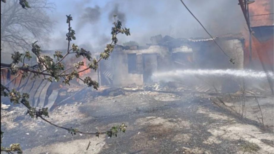 Господарчі споруди горіли в Гуляйполі після ворожого обстрілу – деталі