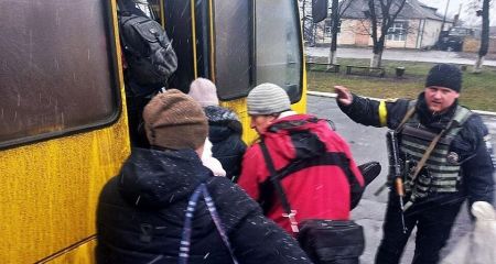 На Запорожье под обстрелами вывозят людей из трех сел Таврической громады