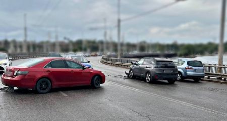 Из-за ДТП затруднено движение транспорта на плотине Днепровской ГЭС в Запорожье