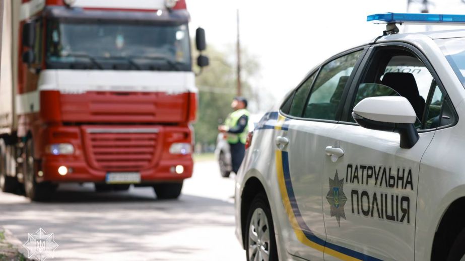 Патрульные проверяют фуры на запорожских дорогах