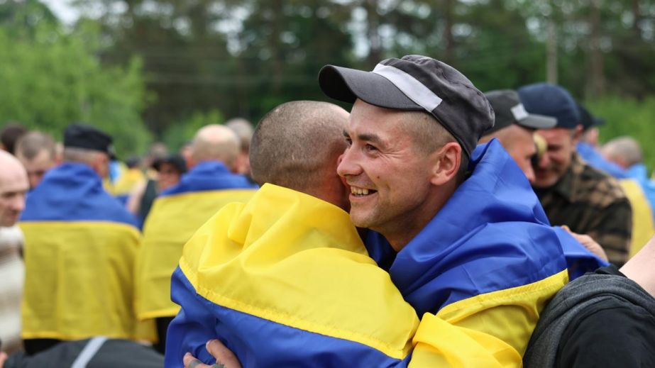 Украина вернула еще 303 военнопленных из РФ